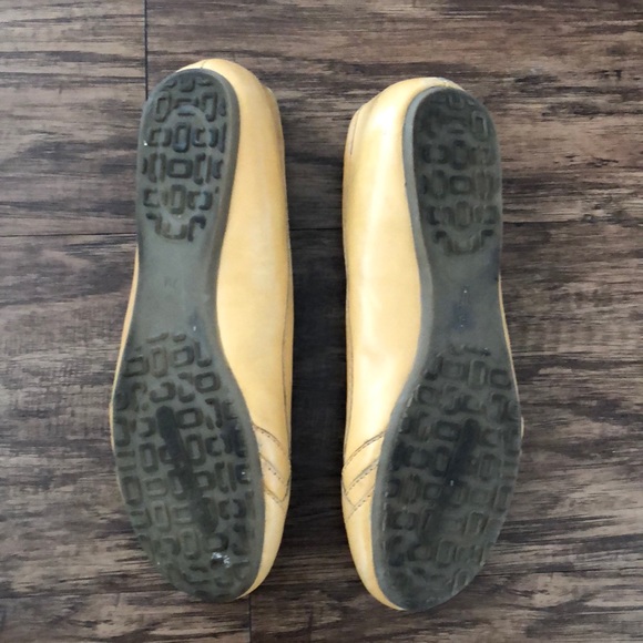 Mustard Bandolino flats. Size 7M - Picture 4 of 5